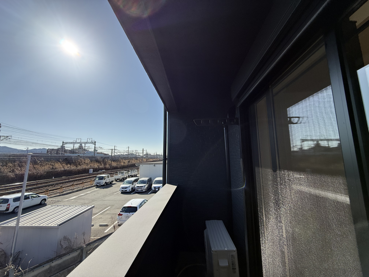 東海道新幹線、東海道本線、そして天竜浜名湖鉄道の3路線が交差する姿を、まるで実物大のジオラマのように眺めることができます 