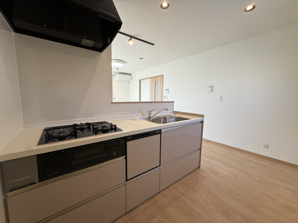 どっしり立派な3口ガスコンロ付き