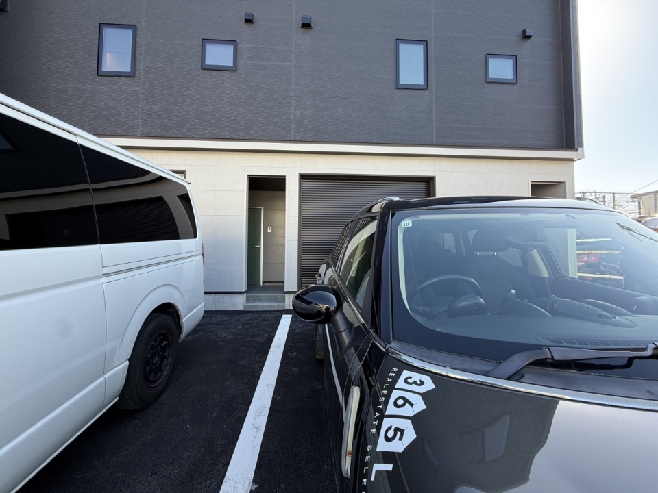 工事中であまり撮れなかったのですが、ガレージ+屋外2台駐車可能