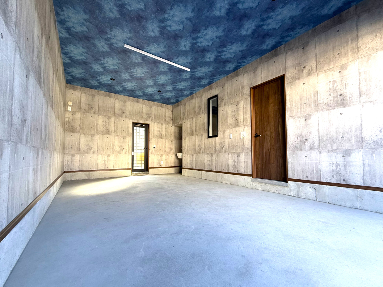 約14帖相当の広さ、床は土間コンクリートの金ゴテ仕上げ