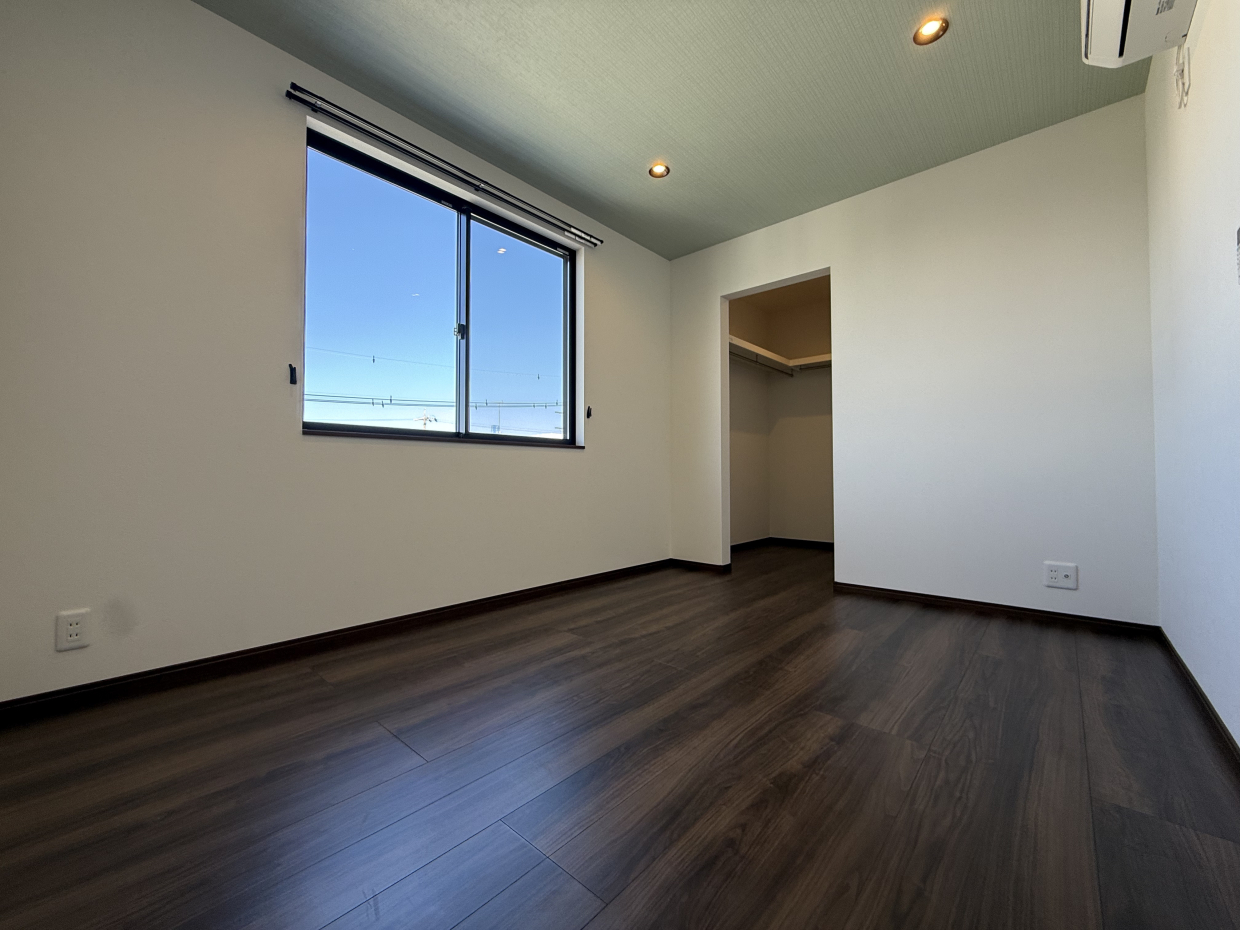 こちらの洋室からは天気がいいと富士山が見えるらしいです！