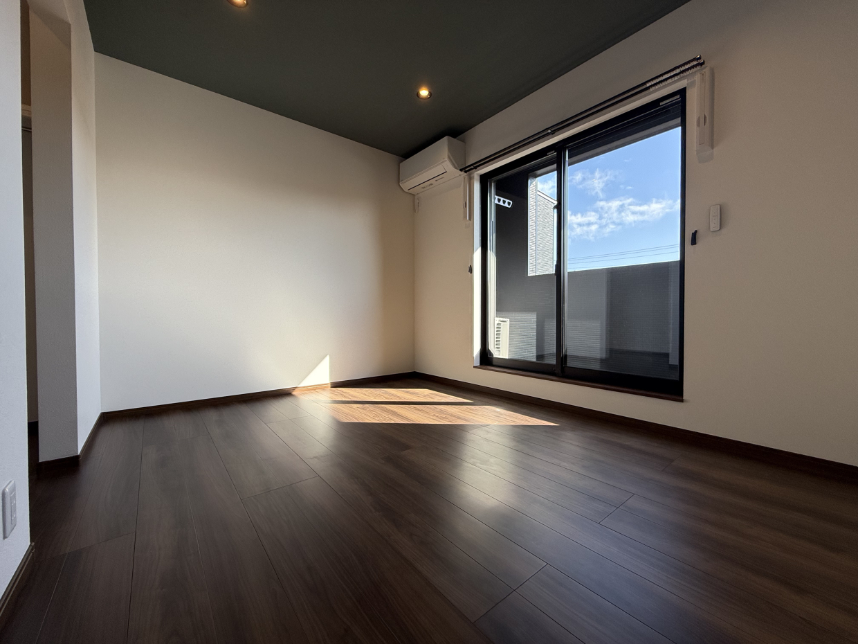 SOMIFYがついています、自動でブラインドなどが動かせる！