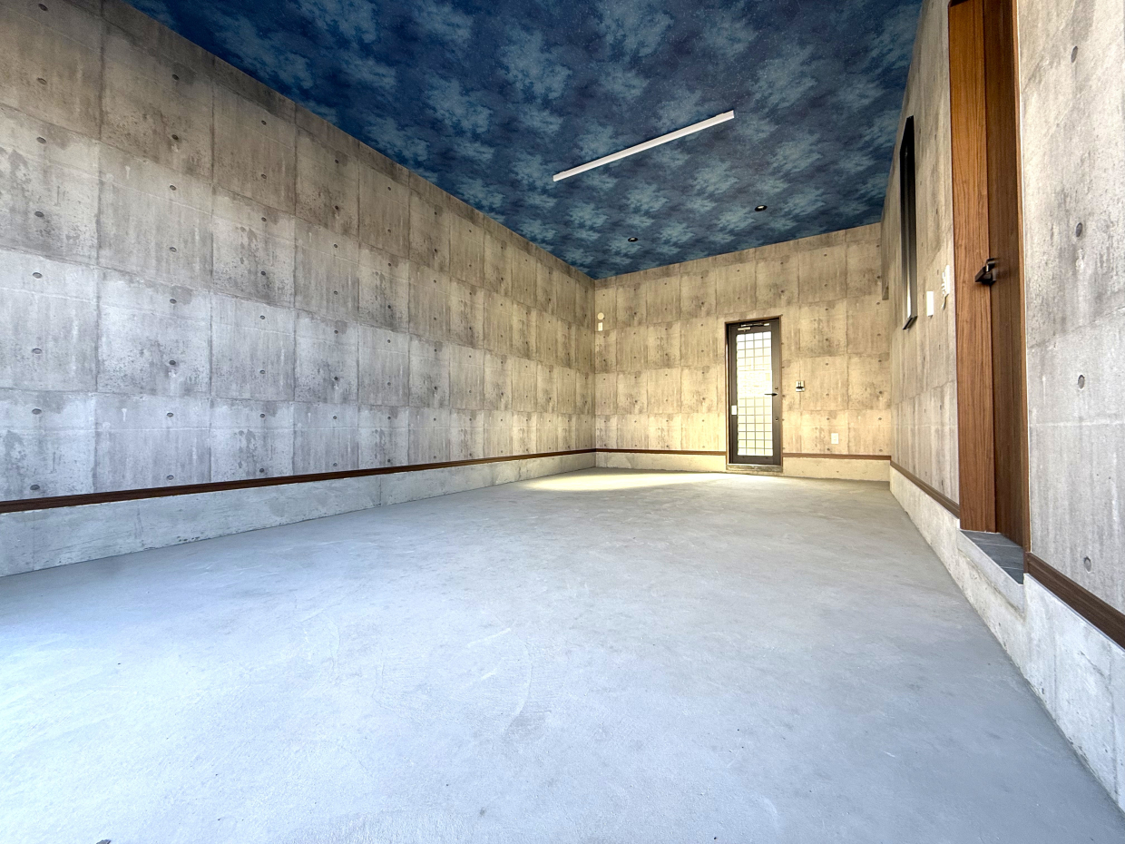 壁や天井には石膏ボードとグラスウールによる断熱・防火措置が施されています