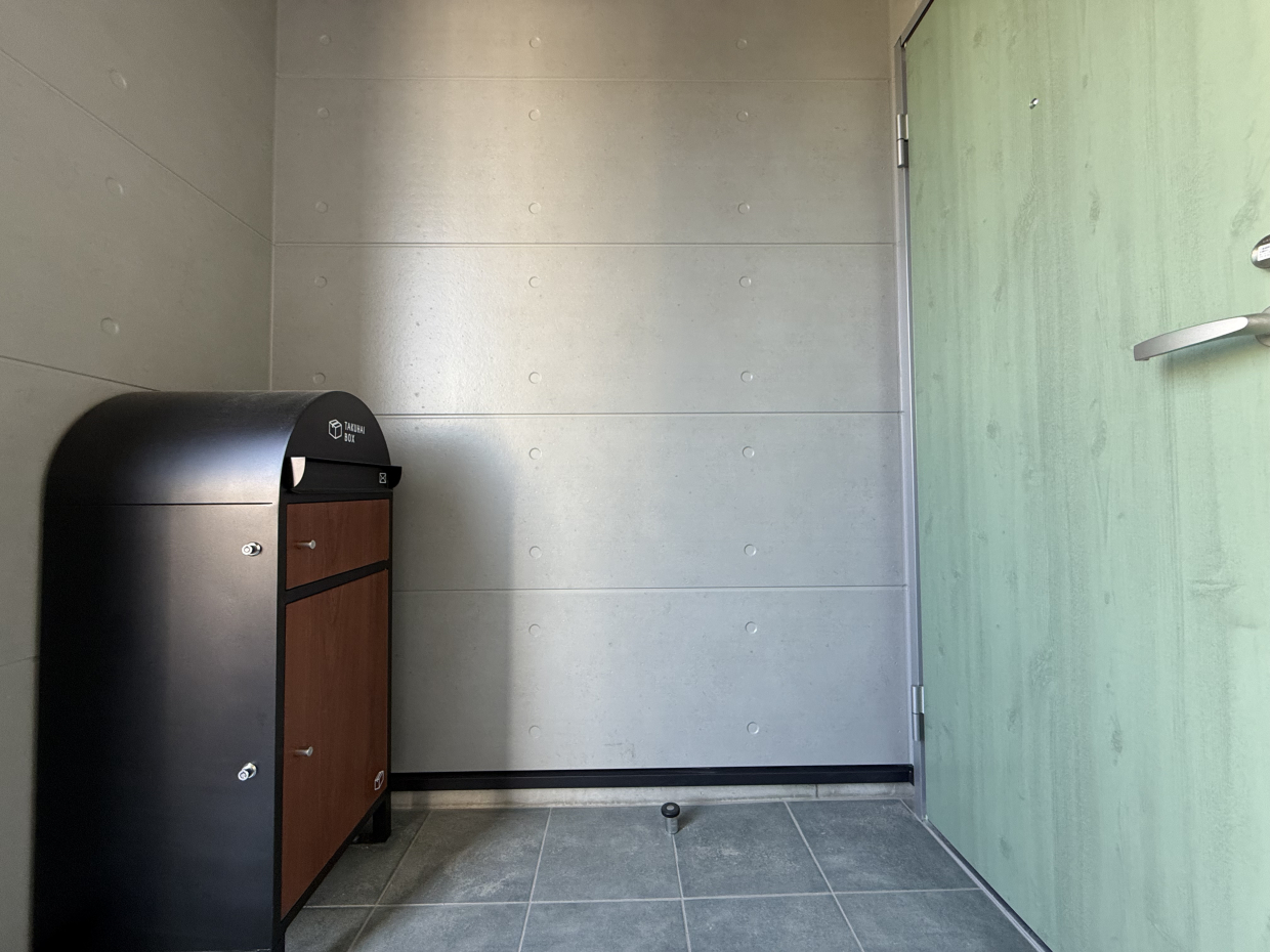 かわいい玄関とかわいい宅配BOXがにらめっこ