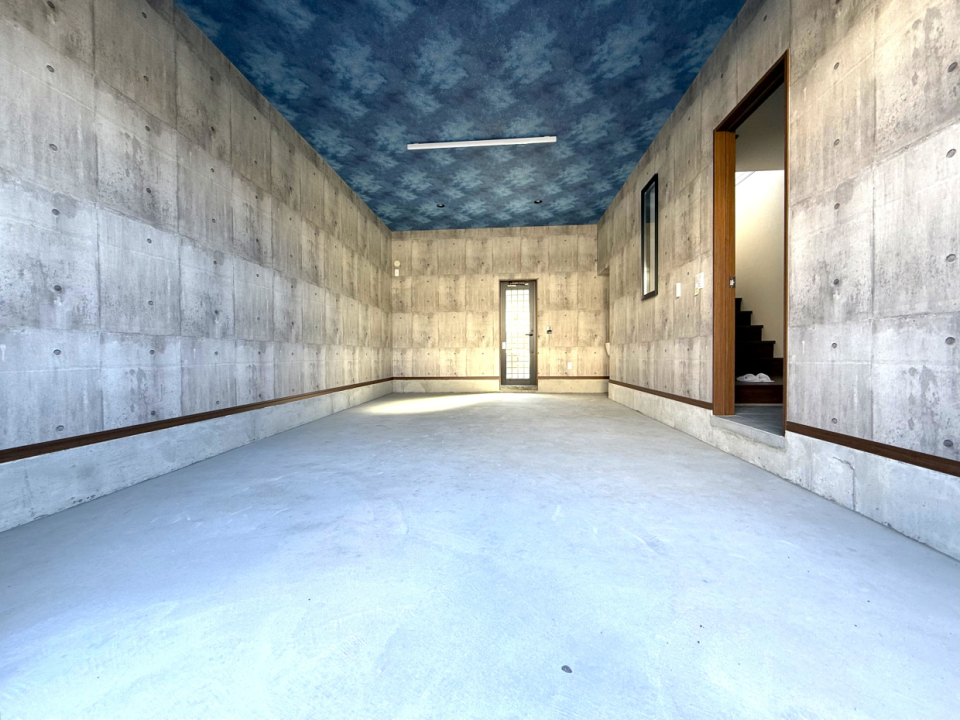 面積：23.18㎡、大型車の余裕を持って駐車可能です！