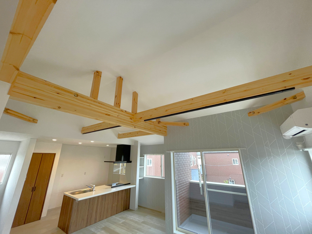 木材で造られた梁がむき出しになっていてとてもおしゃれ