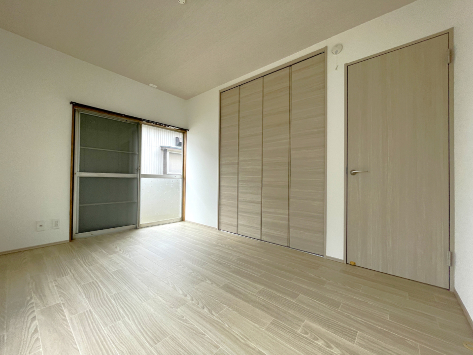 西の洋室6帖は大きめクローゼットがついています