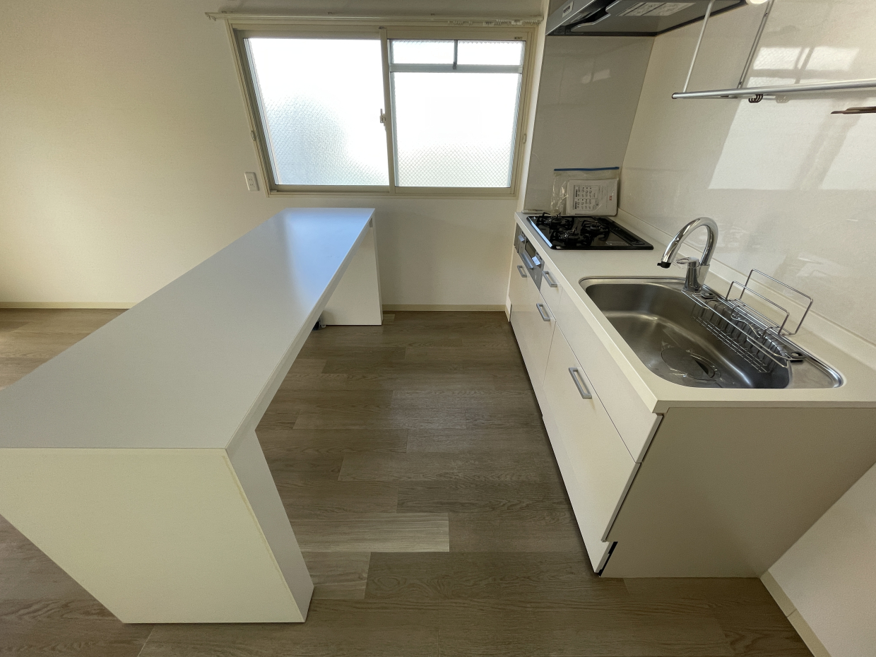 調理家電やコーヒーマシンを置いてもいいし、スペースを空けておいて調理スペースにしても◎