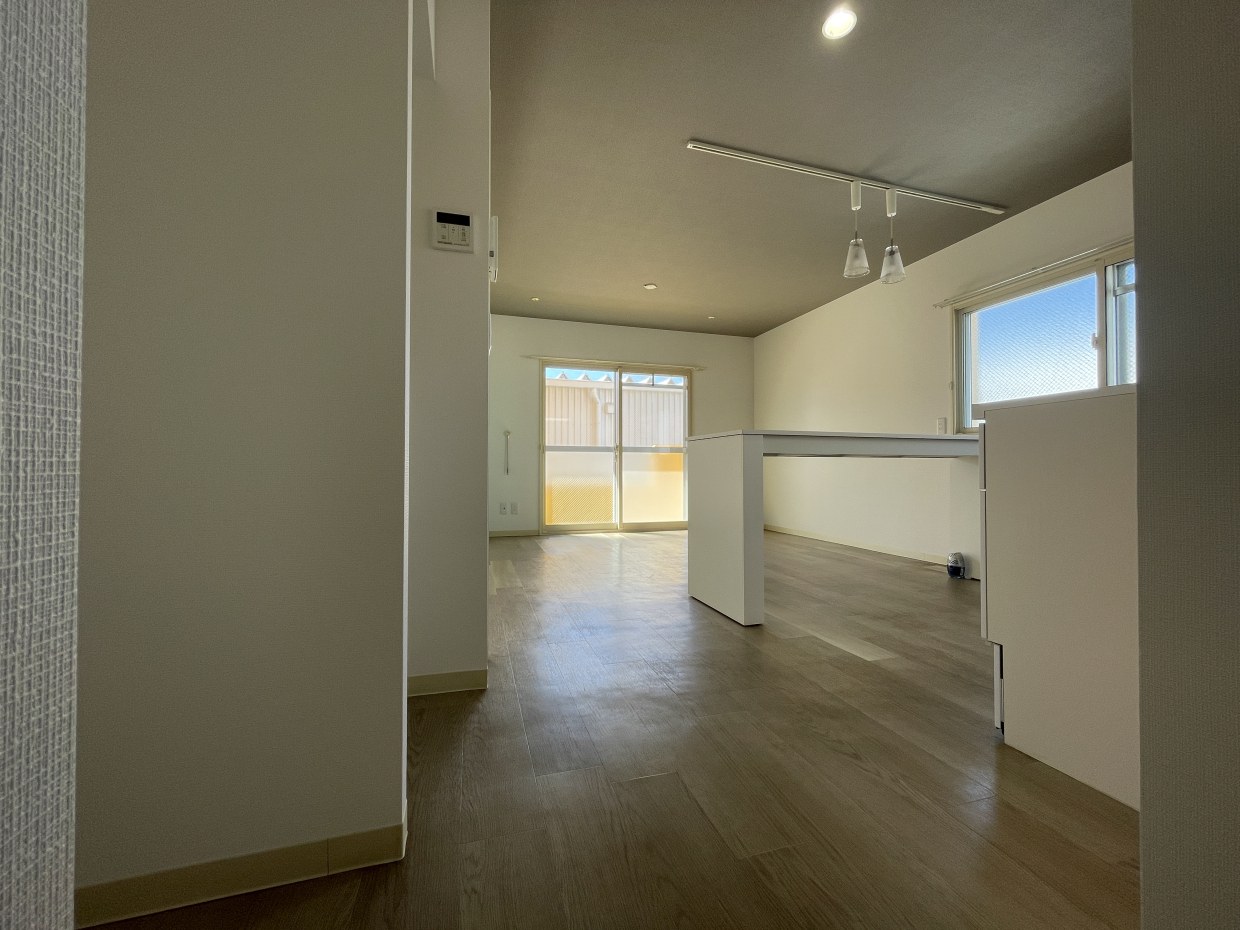 LDK入口から。角部屋なので窓が2つあって明るい