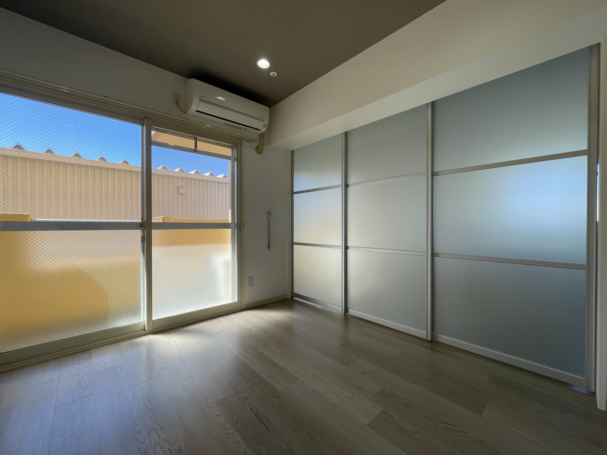 引き戸はガラス風なので、軽く扱い易い