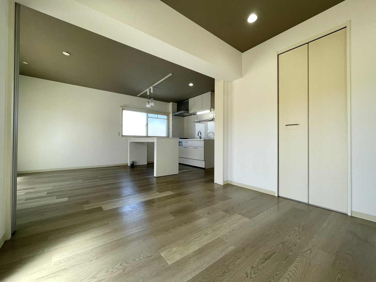 落ち着いたトーンの床とブラウンの天井、ダウンライトが大人っぽい