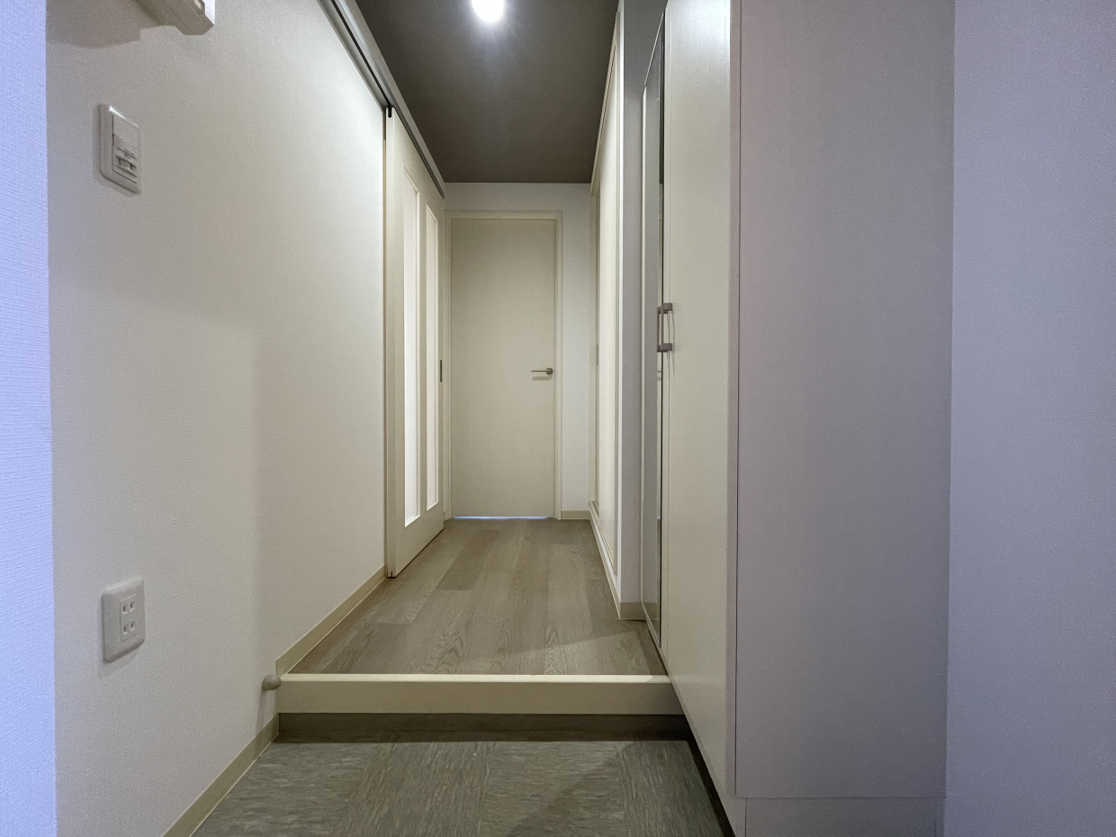 玄関入った瞬間からくすみカラーの優しい雰囲気にほっこり