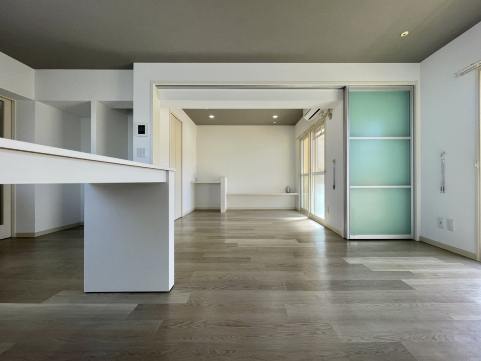 LDKは中心にある扉を開ければトータル17.1帖でとっても開放的