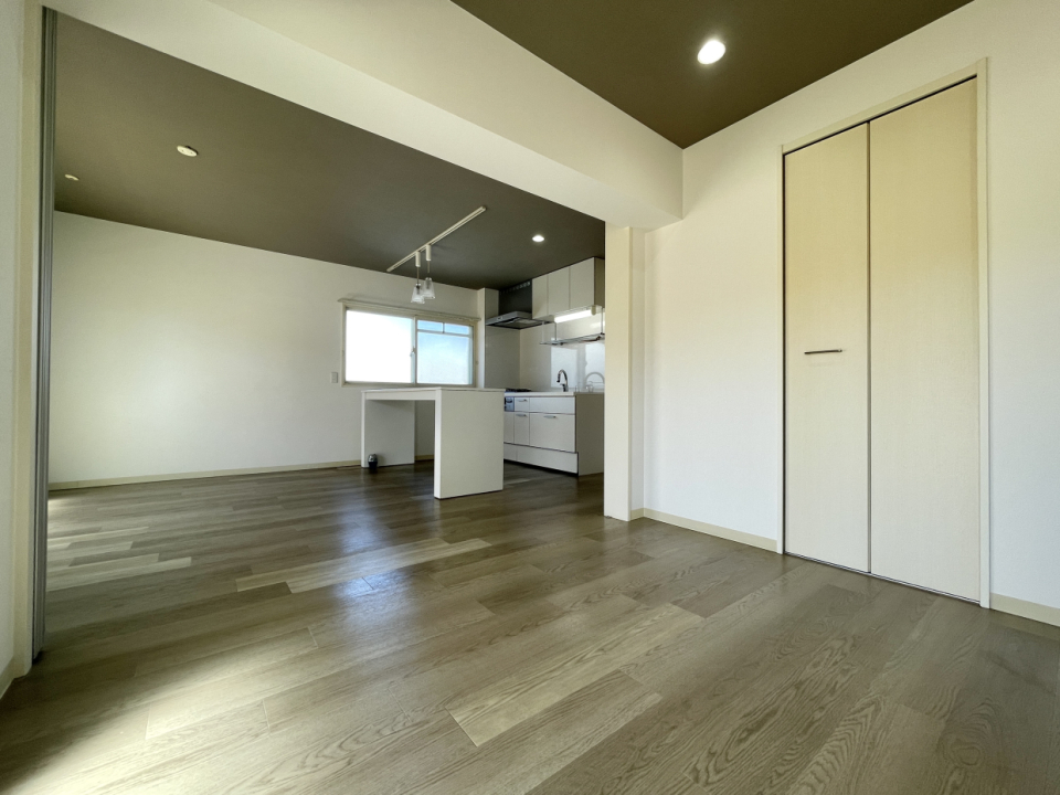 落ち着いたトーンの床とブラウンの天井、ダウンライトが大人っぽい