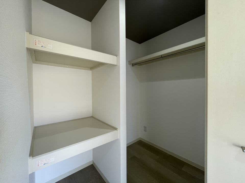 ウォークインクローゼットは物置とパイプハンガーのダブルタイプなので用途に合わせて使い分けが可能