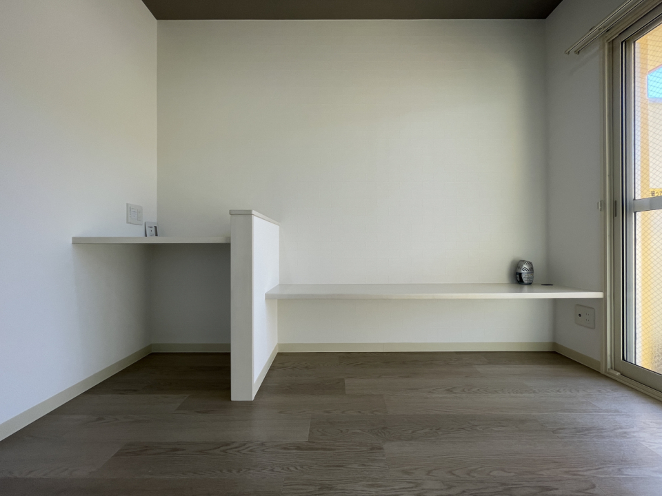 LDK東の洋室はワークデスク、テレビ台代わりになるテーブル付き