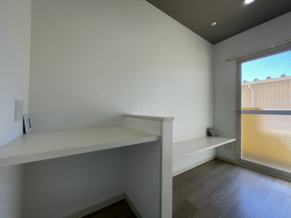 テレビ台の後ろは配線も通せるようになっていて便利