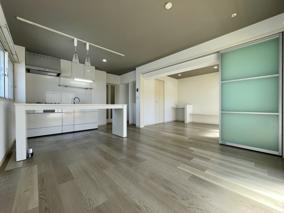 LDKにある仕切りは吊り戸なので、開けると床がフラットで広く見えます