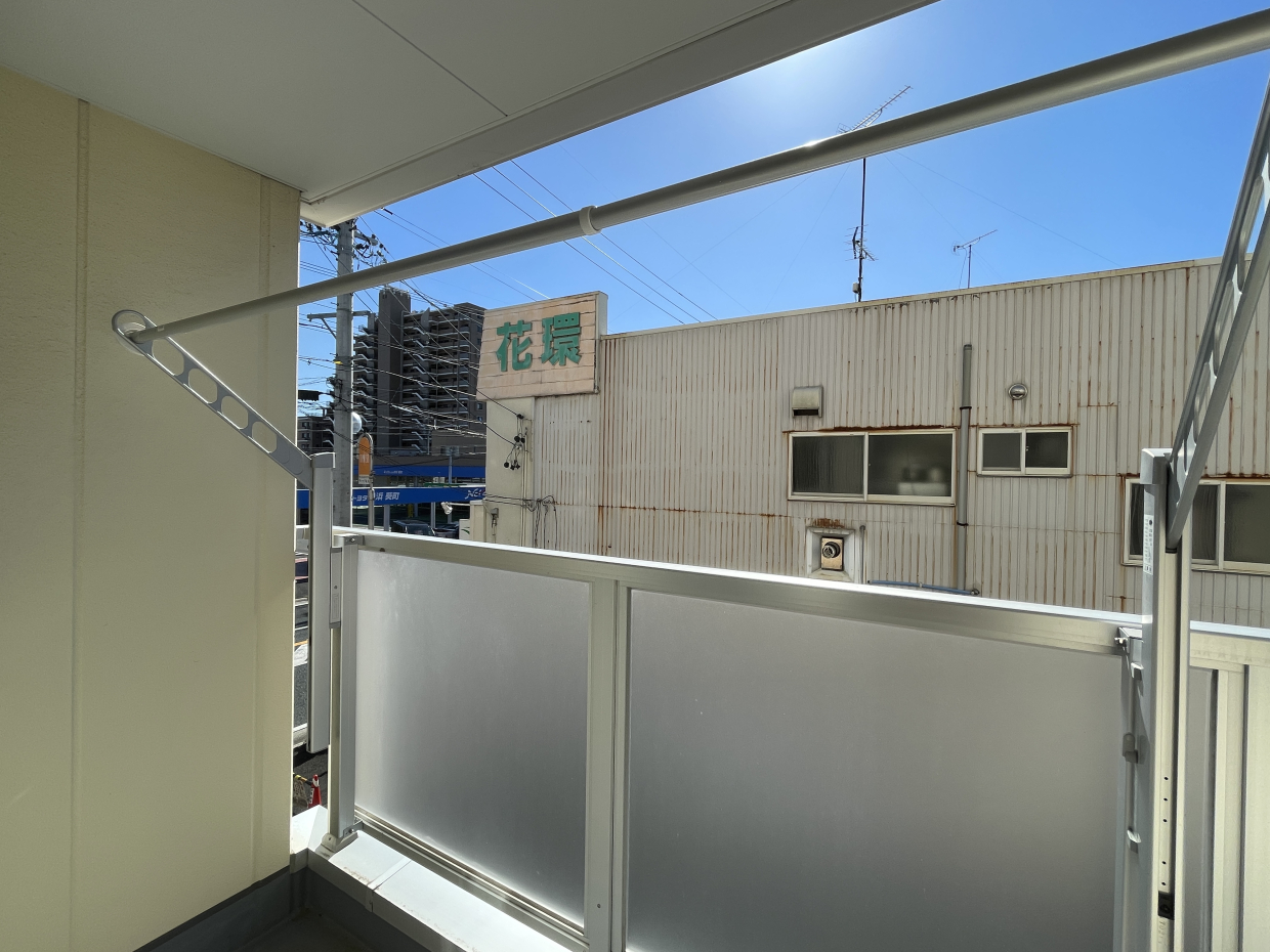 バルコニー。お部屋は2階ですが、交通量の多い通りに面しているので車の音は結構聞こえます