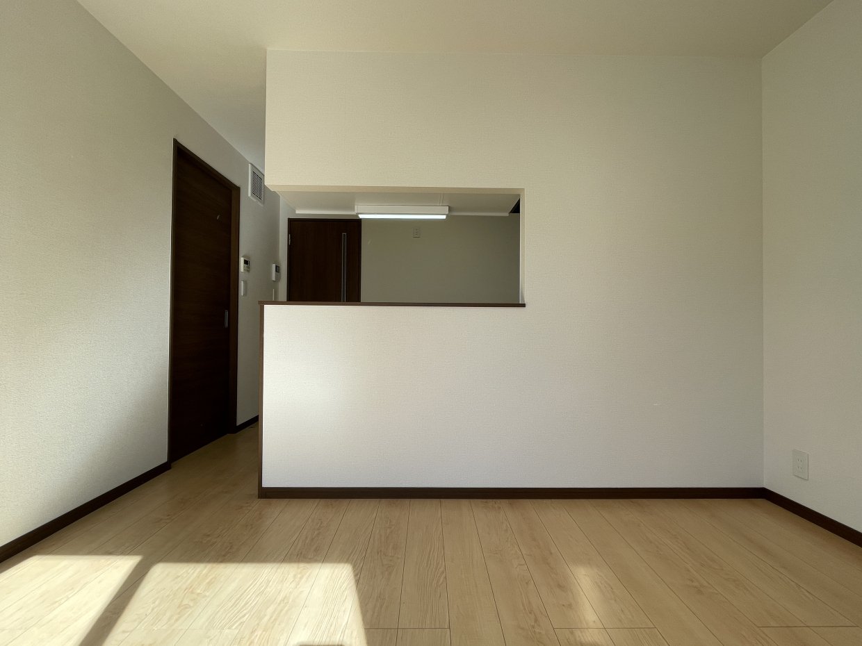 明るめの床×シンプルな白い壁なのでどんなインテリアもウェルカムな内装