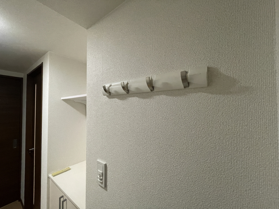 フックがついているので、鍵をかけたりコートをかけたりして活用しましょう