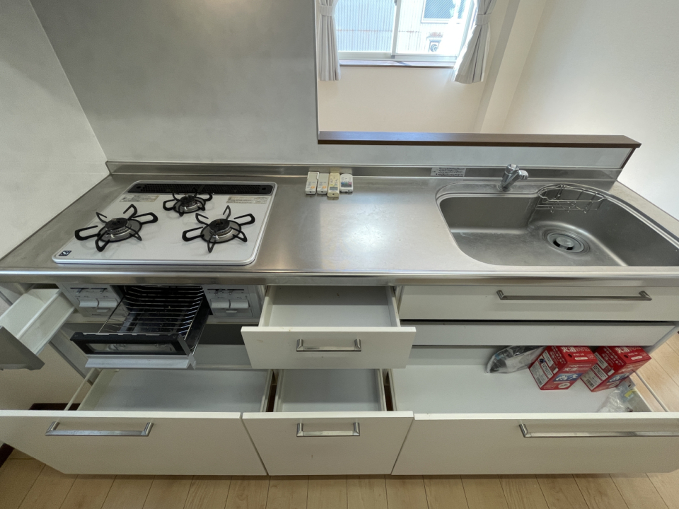 3口コンロと引き出しタイプの収納で使い勝手のいいキッチン