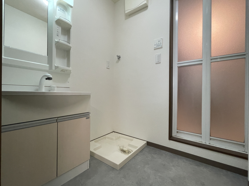 脱衣所。洗濯機上のスペースを上手く使いたい