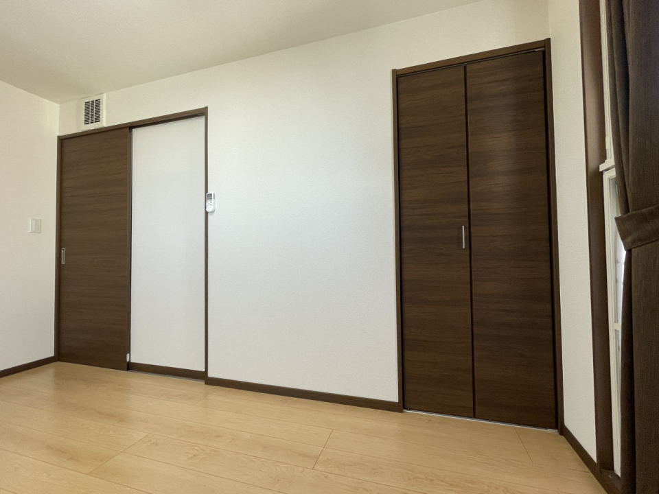 左の扉の向こうは廊下。右の扉は・・・？