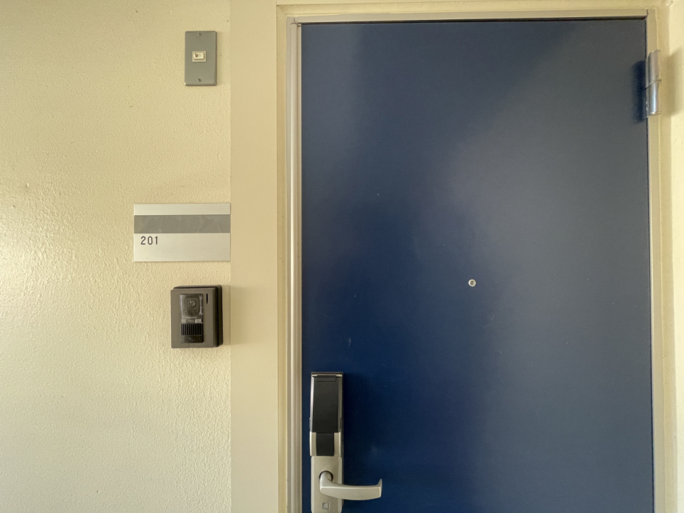 玄関のカギはデジタルロックのタイプ