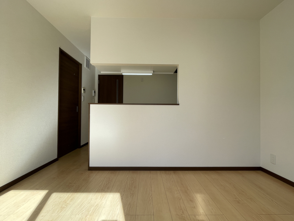 明るめの床×シンプルな白い壁なのでどんなインテリアもウェルカムな内装