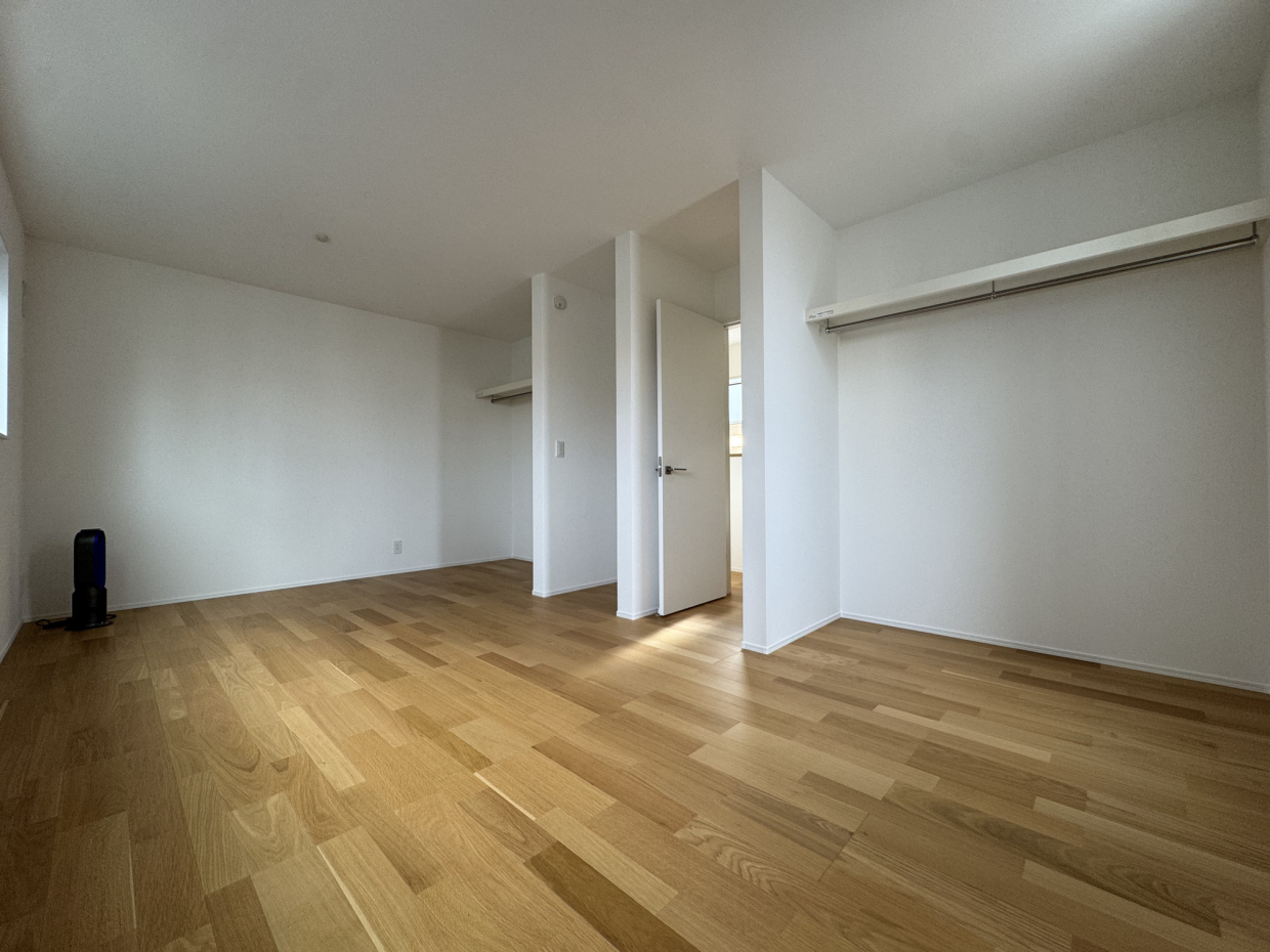 10帖のお部屋は、真ん中を壁で仕切れば5帖のお部屋に分けられる。