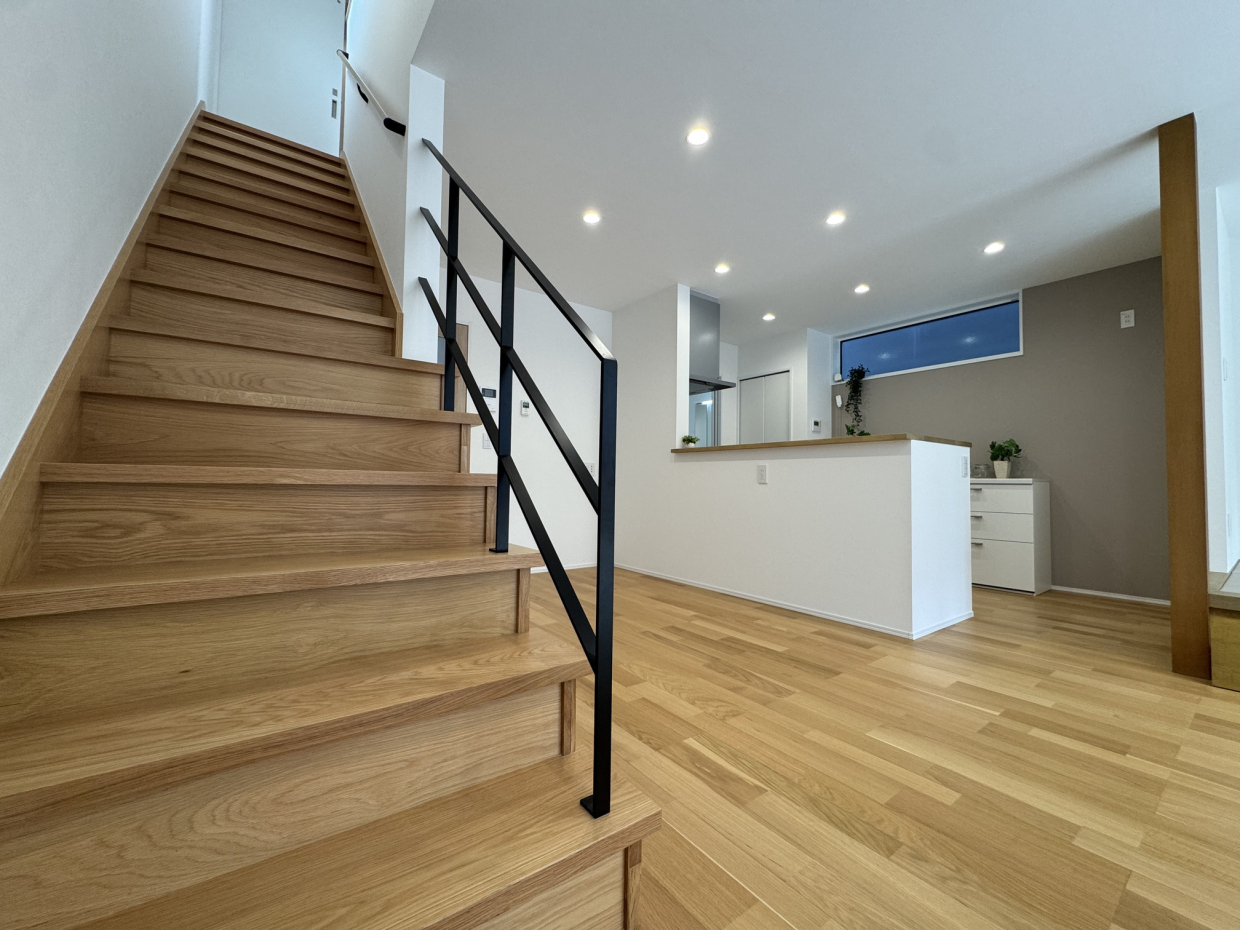 リビングに階段がある。アイアンの手すりがgood