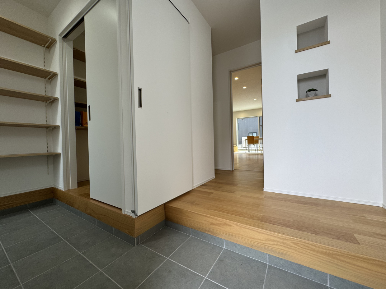 玄関から土間収納へ