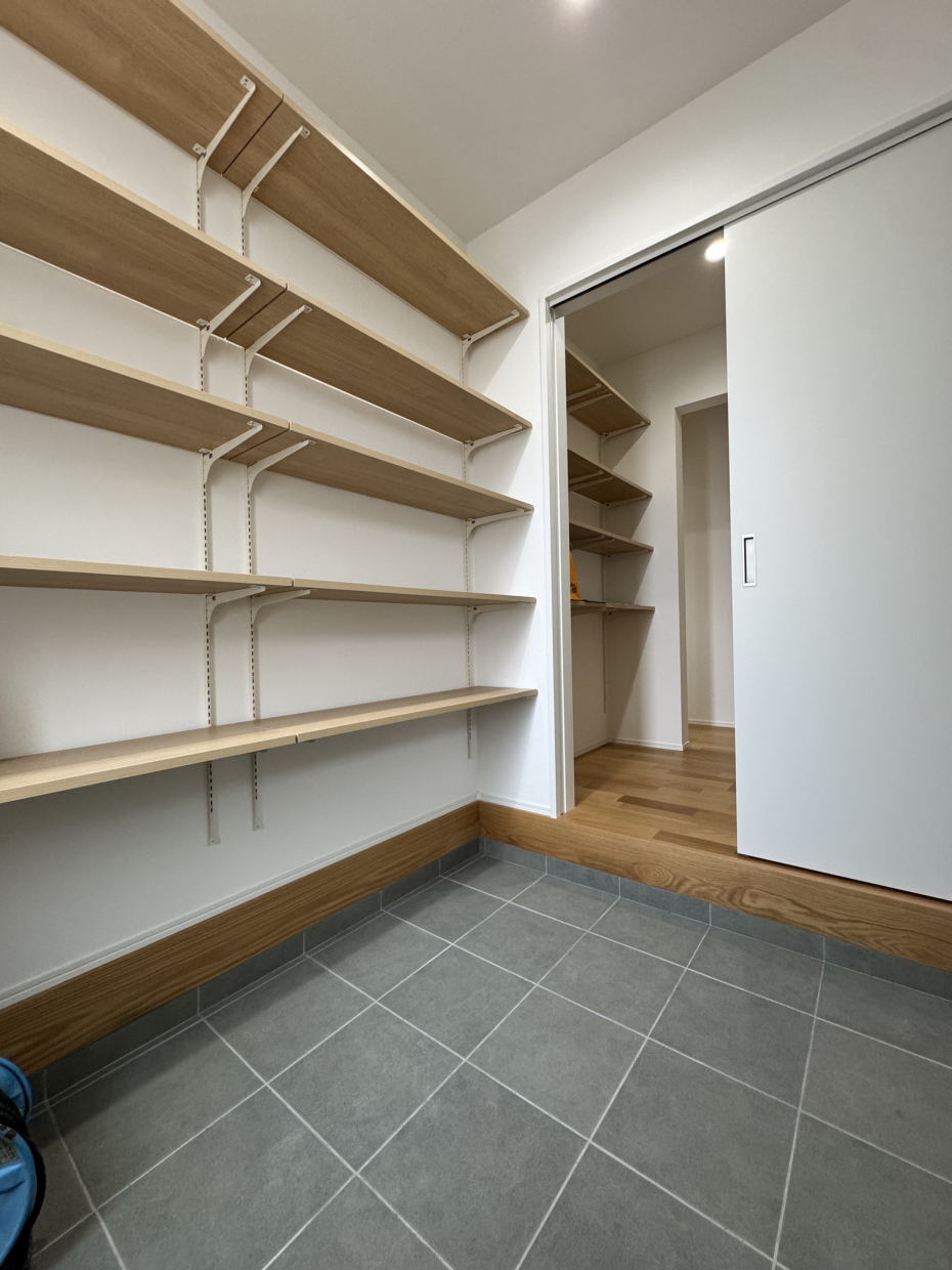 収納力のある可動棚も付いていて、これは便利