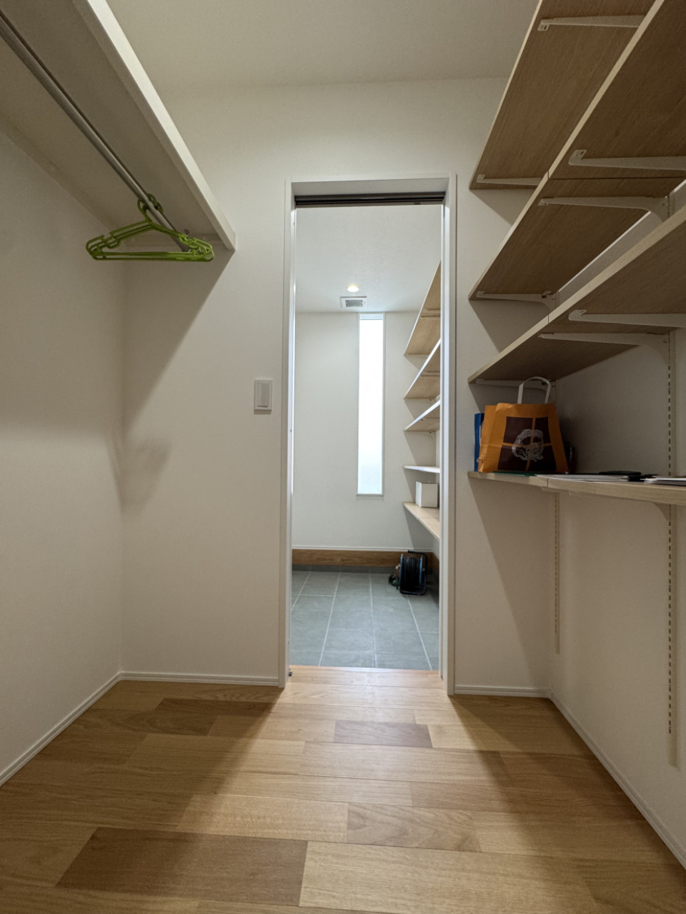土間収納からはファミリークローゼットに。毎日着るコートなどを掛けていくのに便利