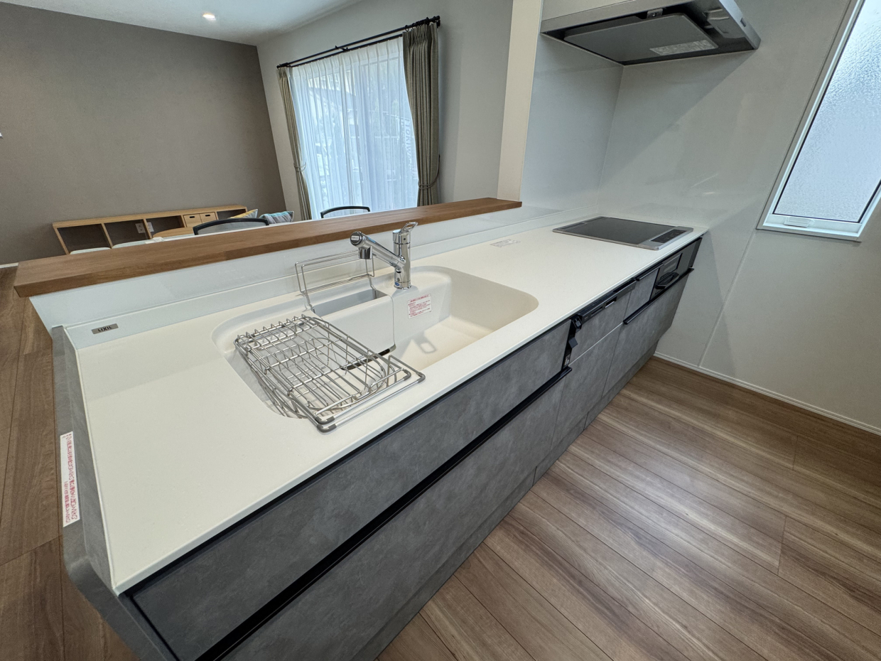 白い人造大理石のワークトップ