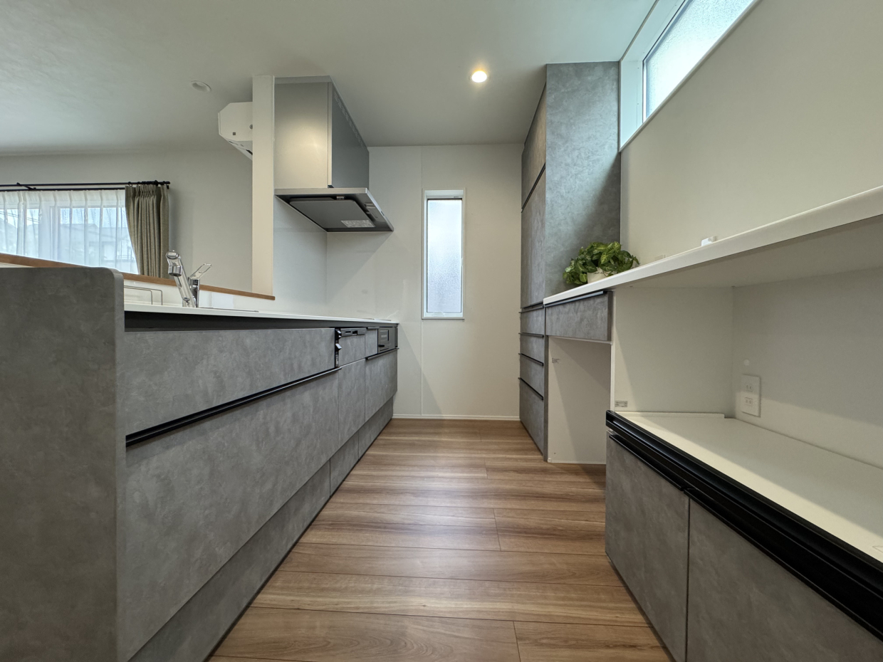 対面式のキッチンはキャビネット付きで収納力も十分