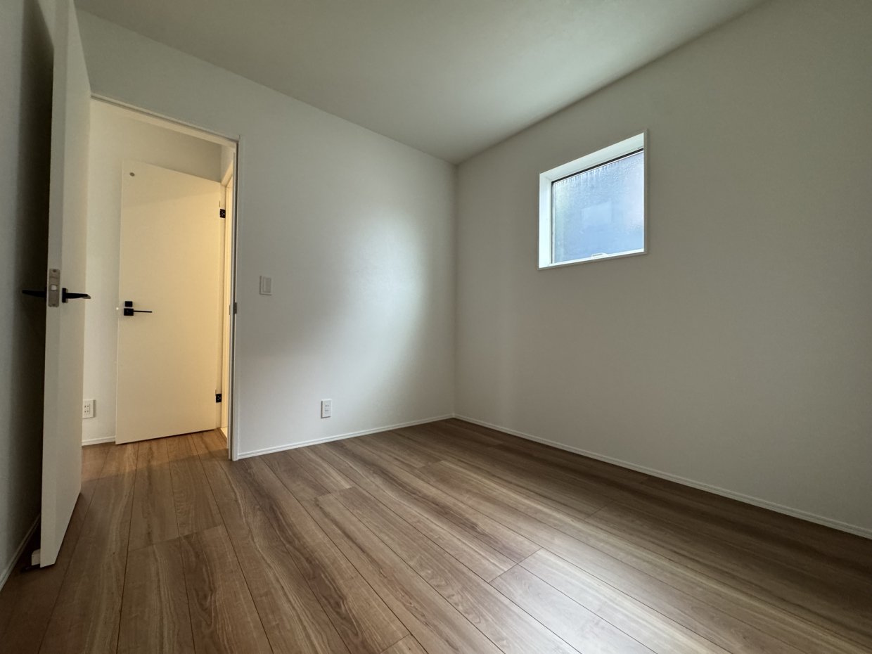 1階にある部屋。玄関から直接入室できるので、応接室的な感じで使っていただけます