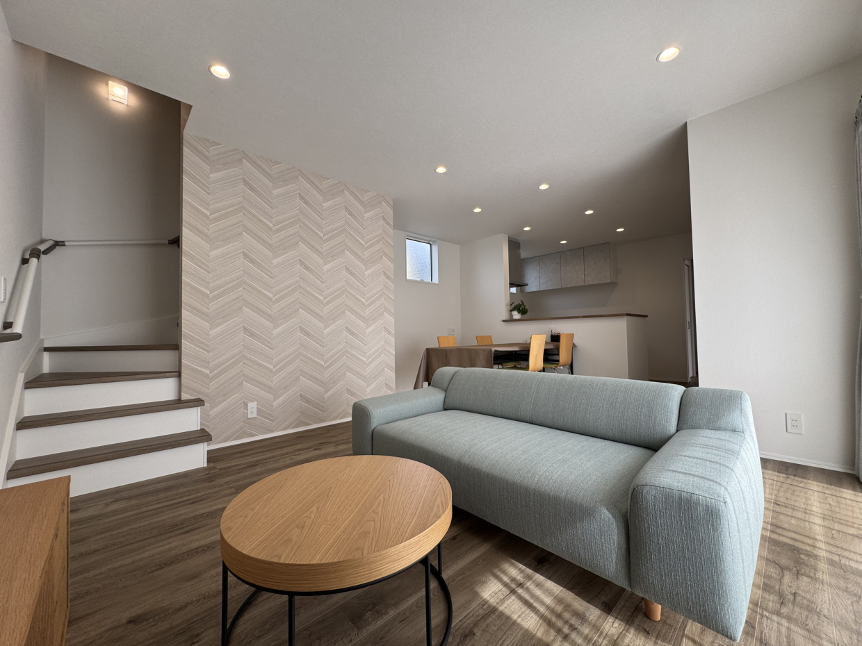 リビングもモダンでかっこいい。2階へ上がる階段もある