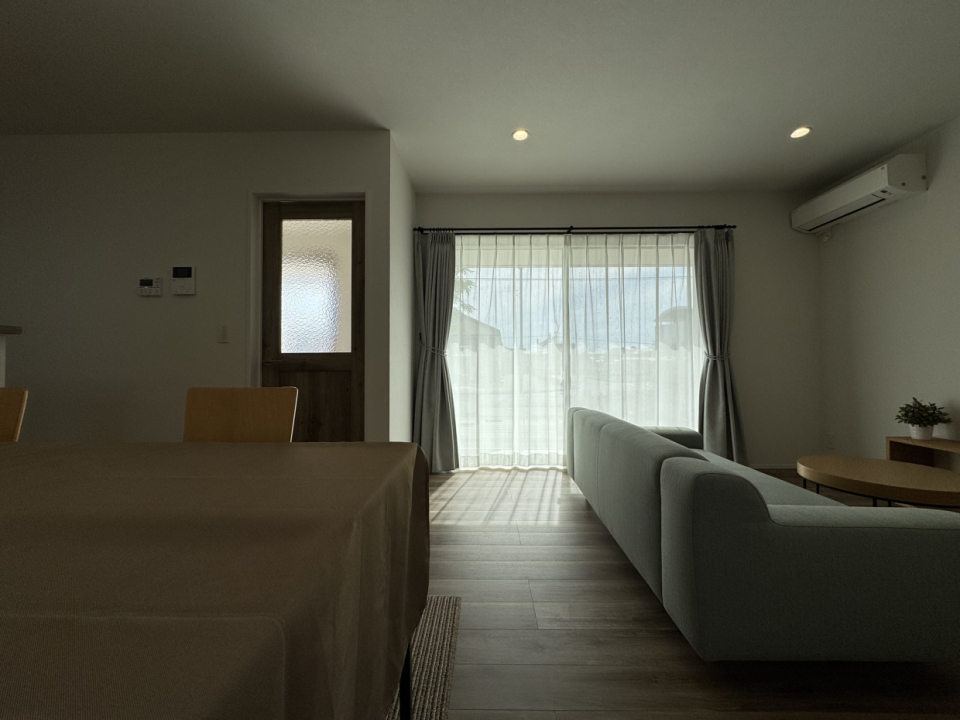 億の掃き出し窓からはタイルのテラスにアクセスできる