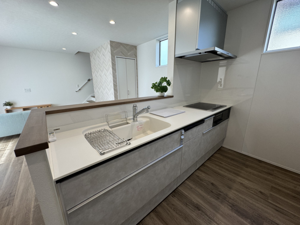 広めのシンクとIHコンロ