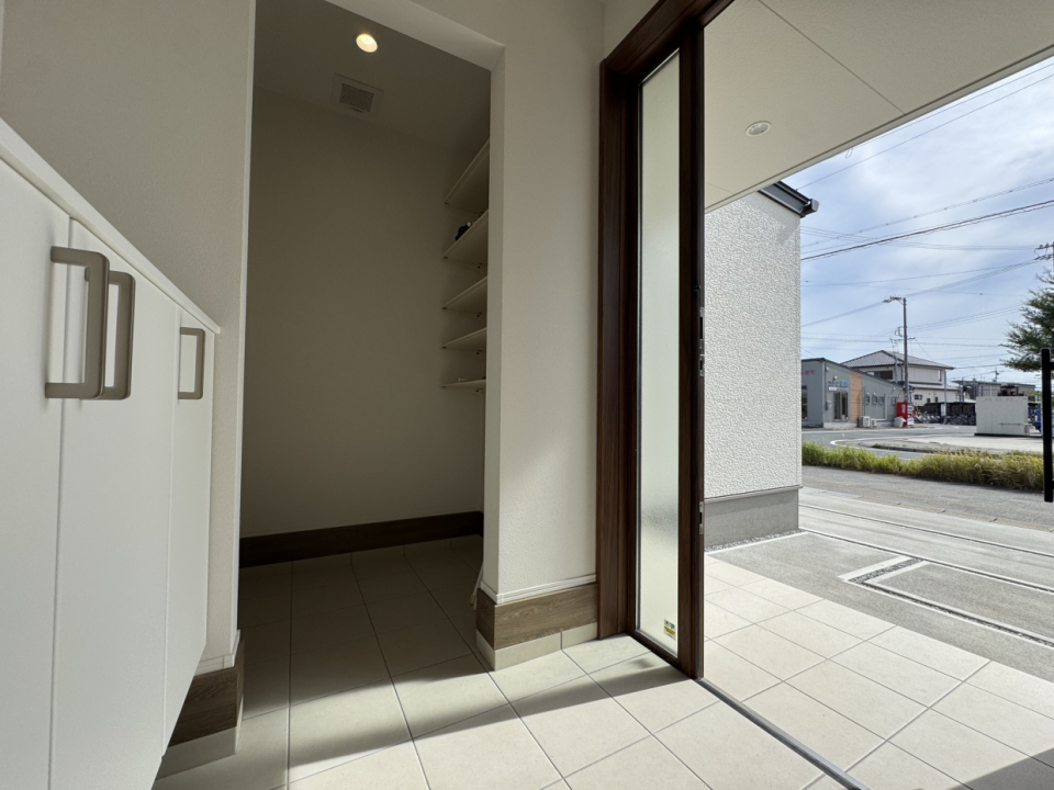 玄関先には大きめのシューズクロークあり