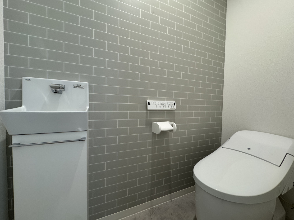 1階のトレイ。手洗い水栓も付いています。