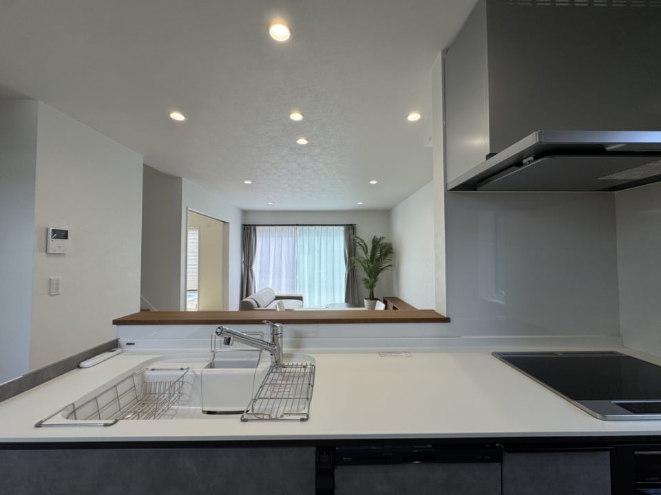 ワークトップは白、そしてIHでお掃除もラクラク