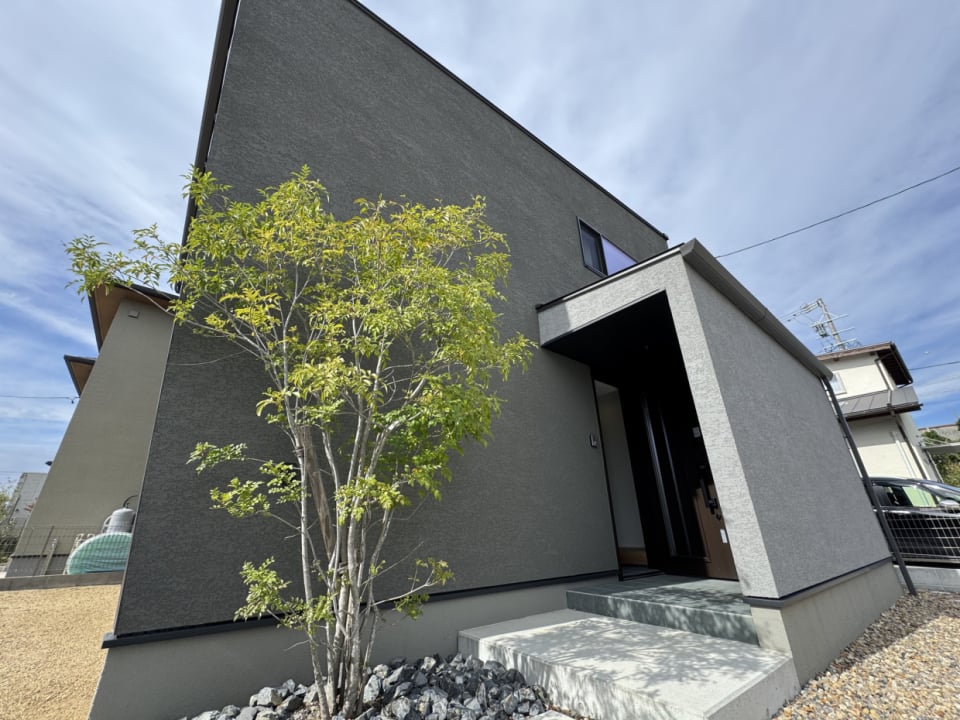 濃淡グレイのコントラストがモダンラグジュアリーな外観