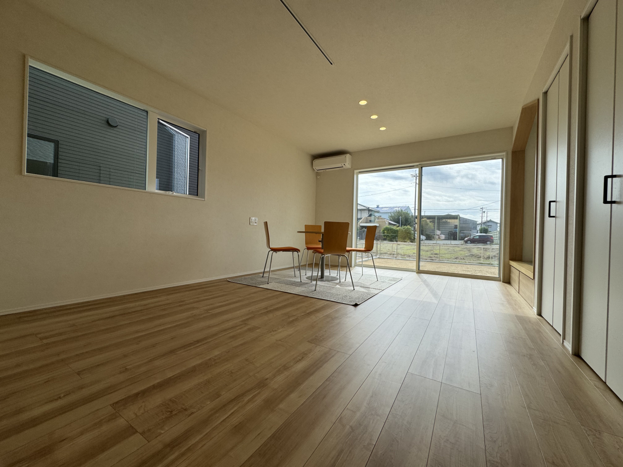 南側の掃き出し窓はワイドタイプのサッシで光をたくさん取り込んでくれる