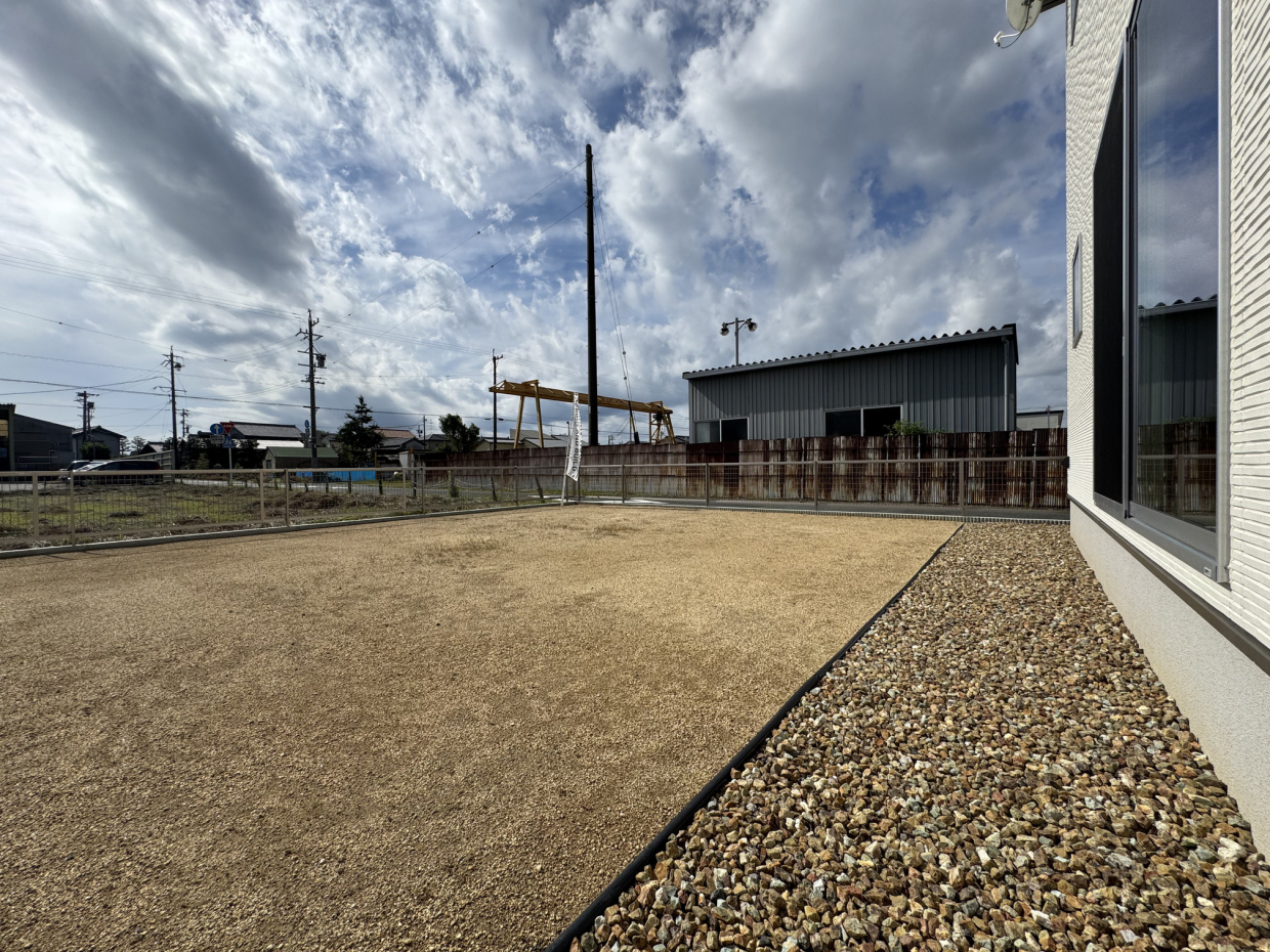 建物周辺は砕石になっている。水はけ対策と防犯対策を兼ねている