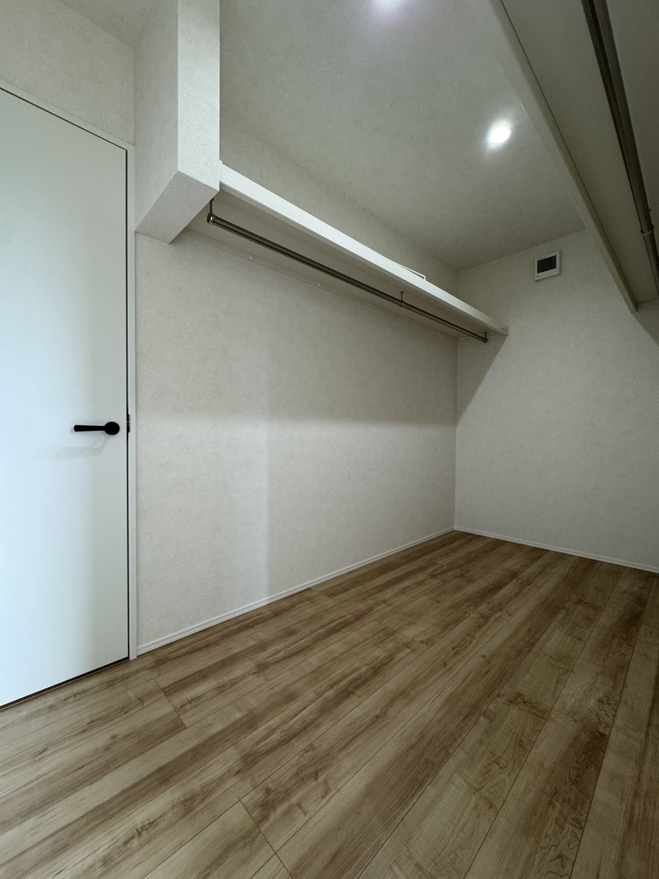 WICはかなりの収納力がある。廊下側からも入れる扉がある