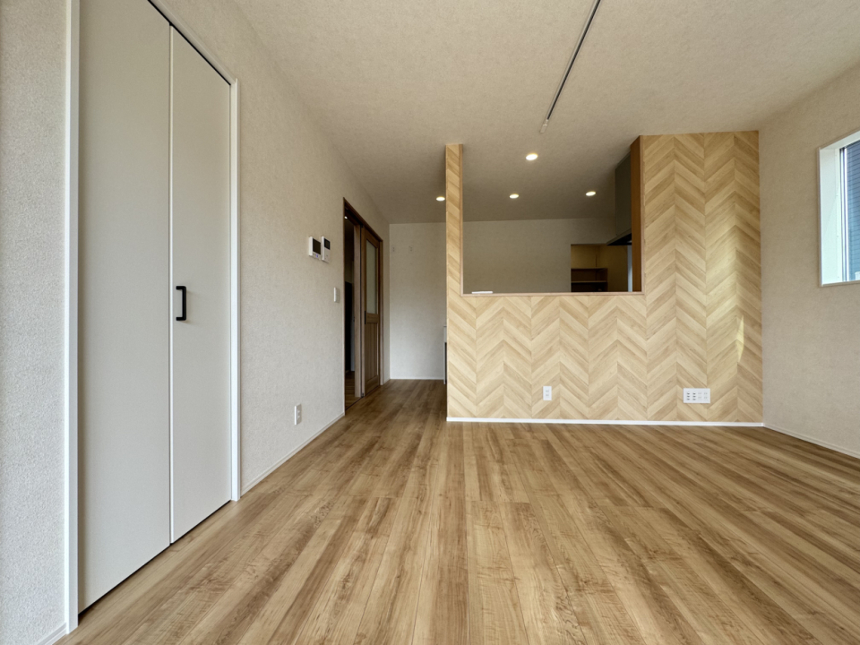 対面キッチンタイプのLDK。ダウンライトとライティングレールを活用してお好きな照明を配置できる