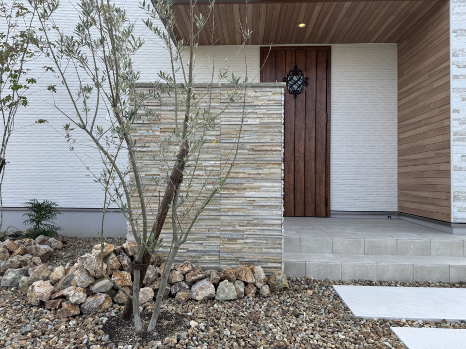 玄関先の雰囲気が素敵な外構デザイン